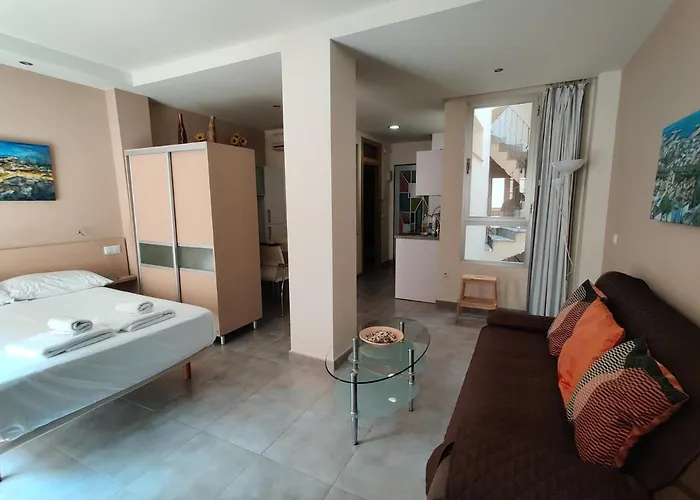 Hin17 Estudios مالقة